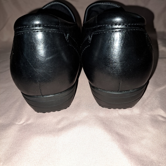 Shoes - Picture 5 of 9